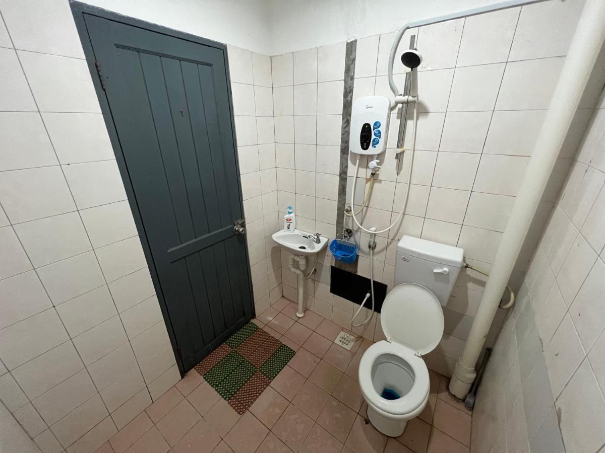 Hanif Homestay Кучинг Экстерьер фото