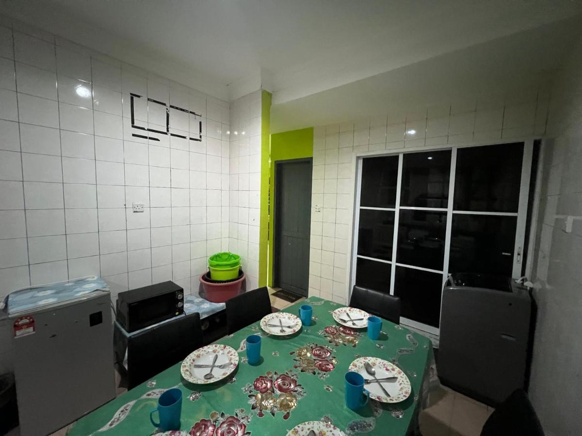 Hanif Homestay Кучинг Экстерьер фото